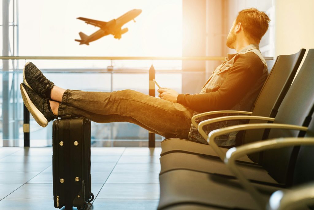 vakantie tijdens burn-out, man op vliegveld