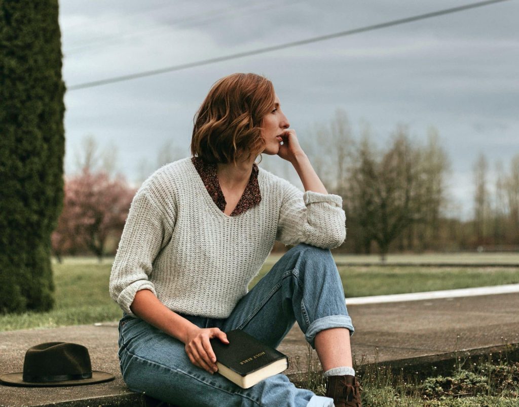 slecht geheugen door stress, vrouw denkt na
