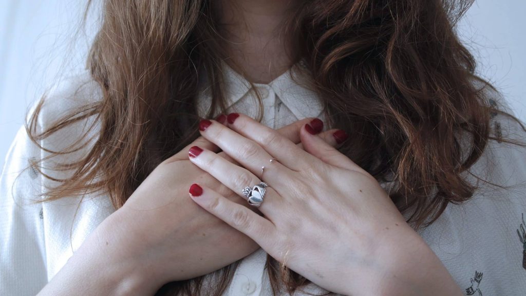 burn-out en hartkloppingen, vrouw met hartkloppingen