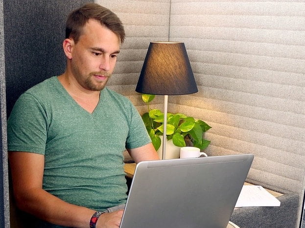 werken met een burn-out, man met laptop op werk
