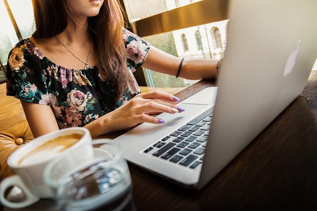 Thuiswerken en stress. Vrouw achter laptop met koffie