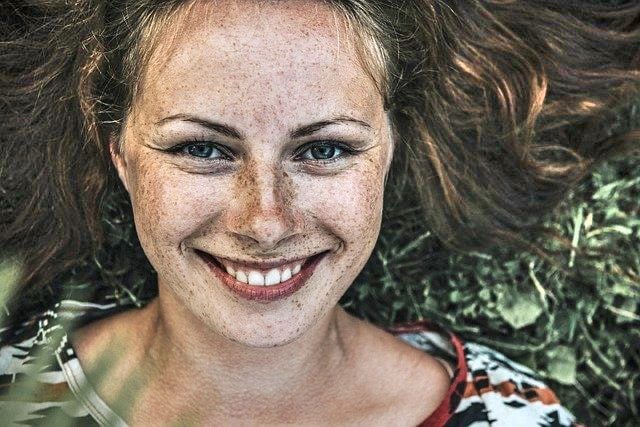 Herkennen van stress, vrouw ligt relaxt in grass