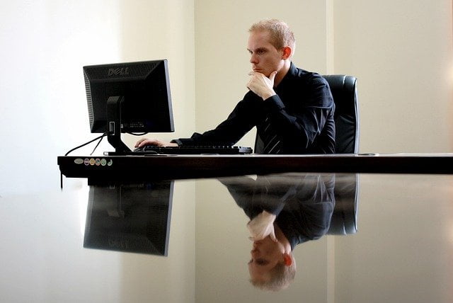 Man met stress achter computer