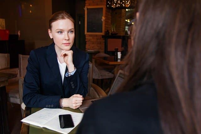 Eigenschappen Burn-out: Vrouw in gesprek met collega