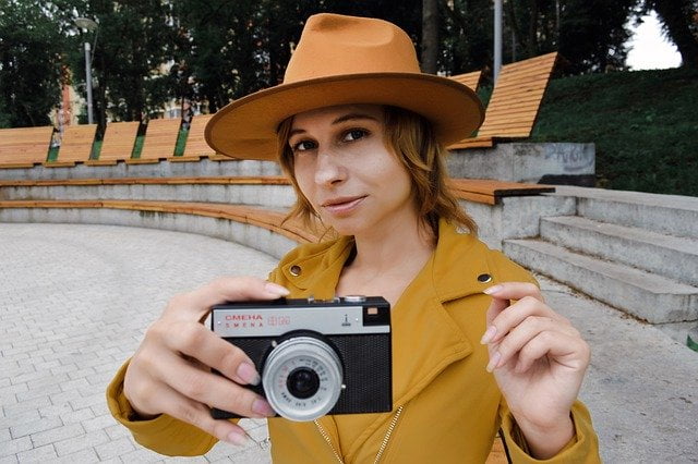 Onzekerheid, vrouw maakt zelfverzekerd foto's