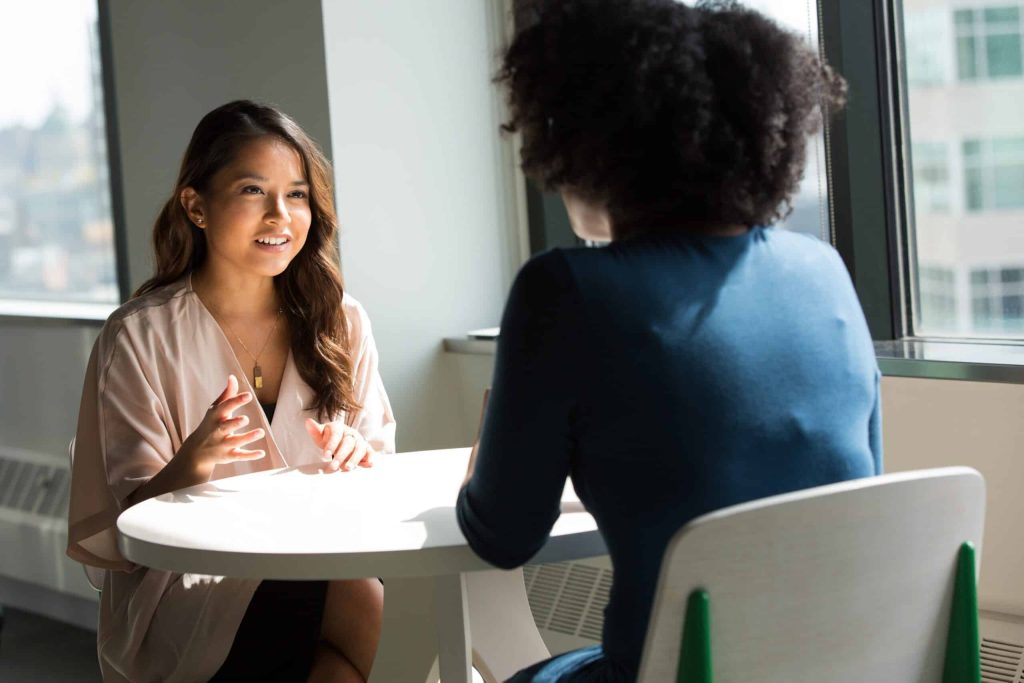 Burn-out vertellen werkgever. Vrouw vertelt aan baas dat ze burn-out is
