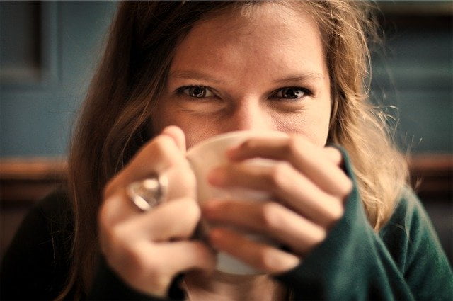 Niet meer de oude na burn-out. Vrouw geniet van koffie na haar burn-out