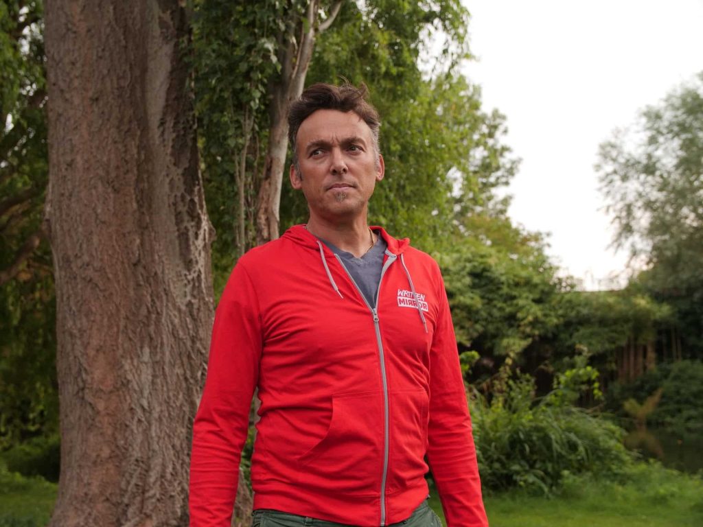 man met stress staat buiten