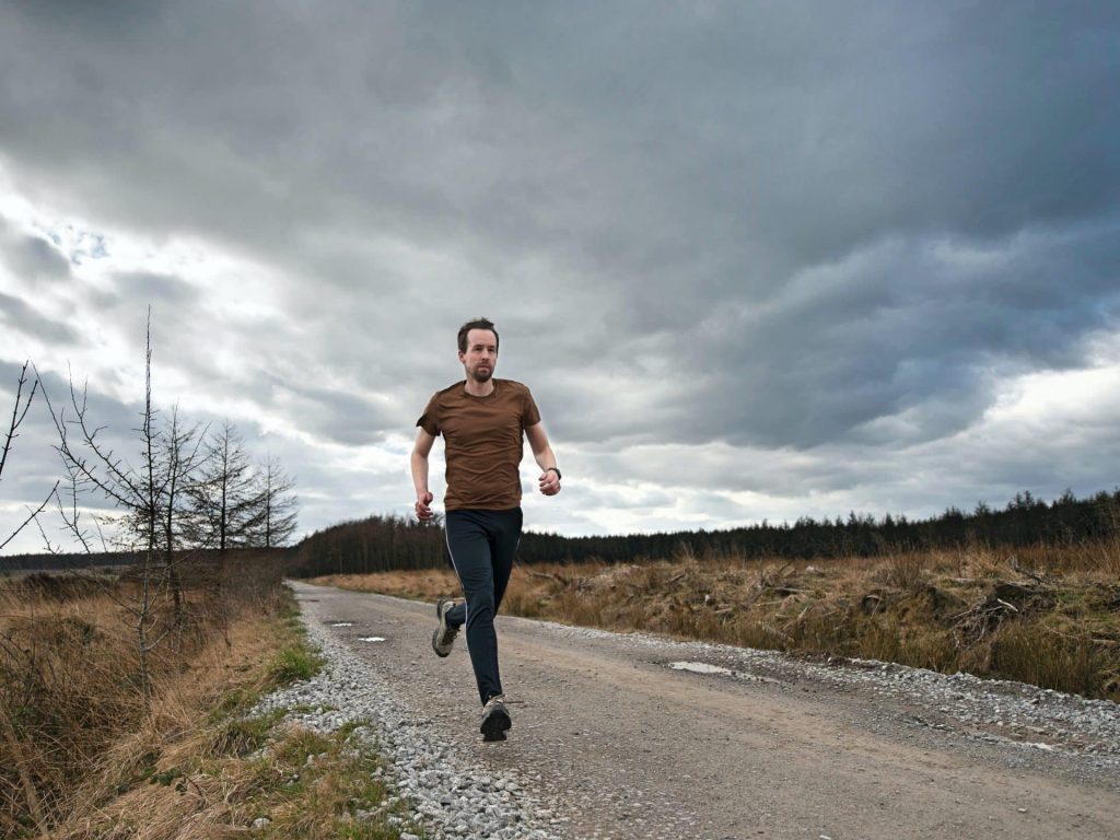 bewegen en stress, man is aan het hardlopen