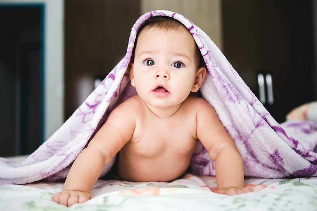 Coping: baby komt onder dekentje vandaan