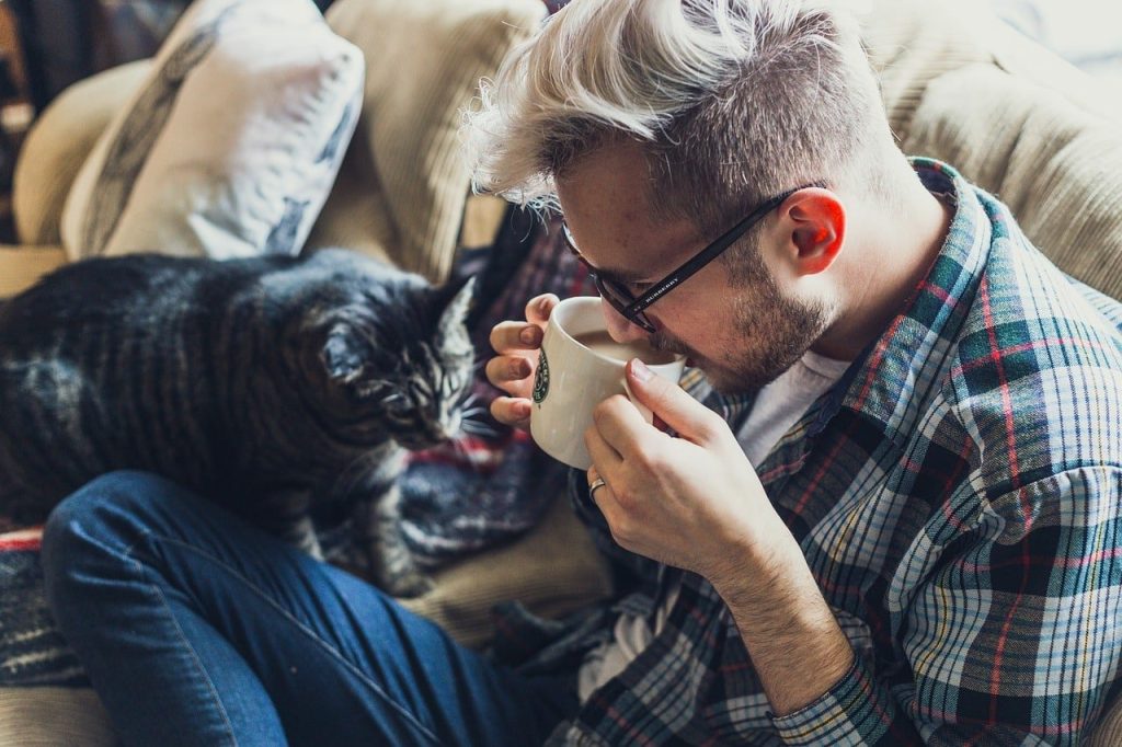 man met burn-out rust en ontspant in de eerste fase van zijn herstel