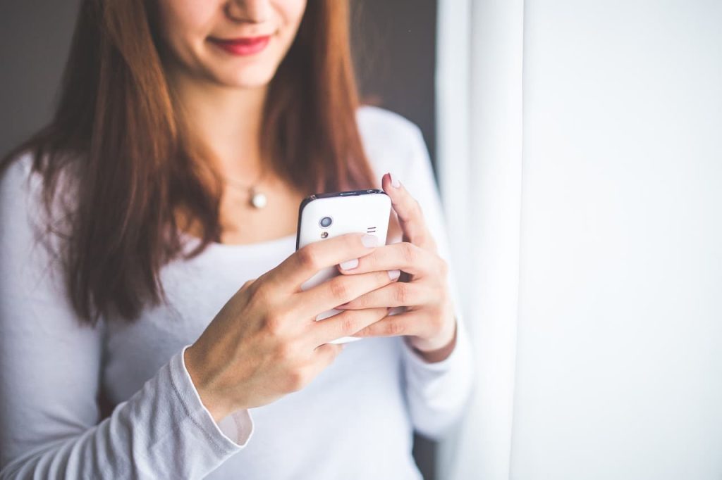 informatiestress, vrouw met telefoon