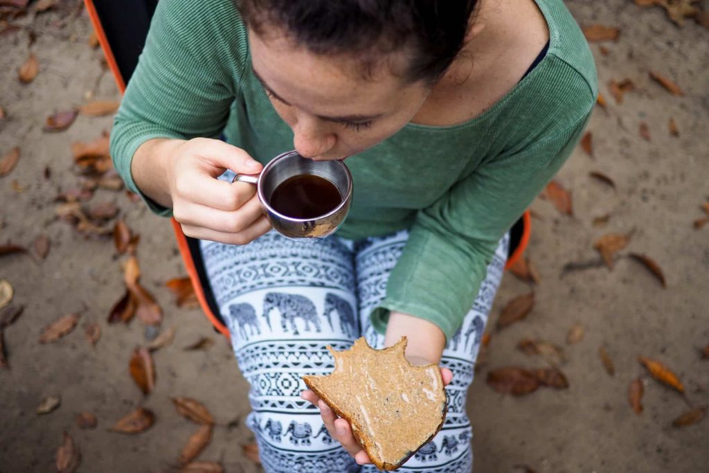Vrouw drinkt koffie buiten