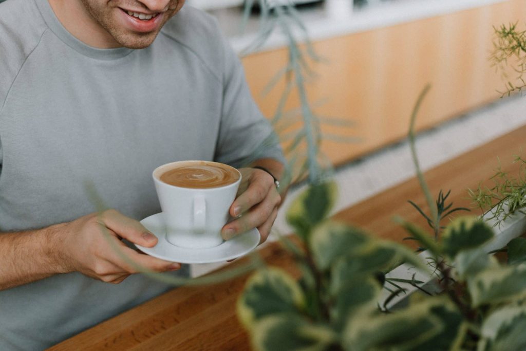 Man drinkt koffie na besluit maken