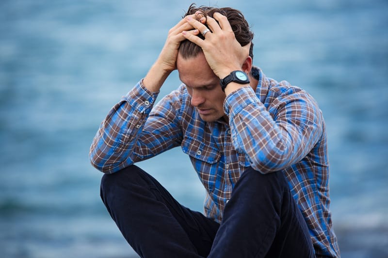 herkennen van stress, jongeman met stress