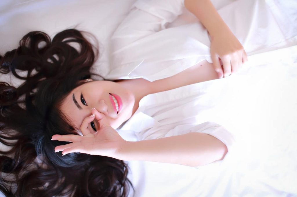 Perfectionisme loslaten, vrouw op bed met perfectionisme
