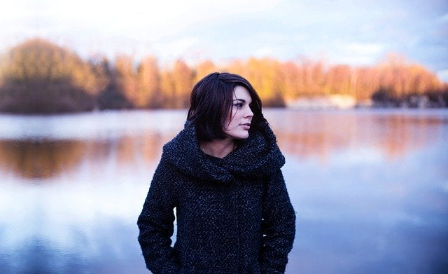 Negatieve gedachten ombuigen en doorbreken. Vrouw staat in de natuur