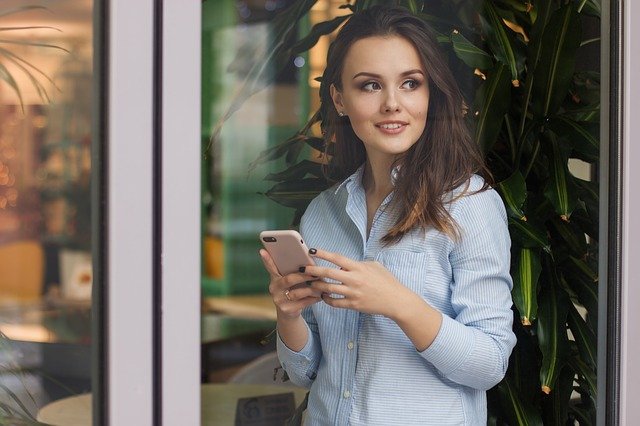 vrouw leest burn-outblogs op telefoon